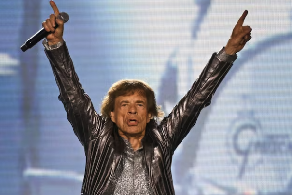 Mick Jagger se grabó en el estudio de grabación e ilusionó a sus fans: “Se terminaron las vacaciones”